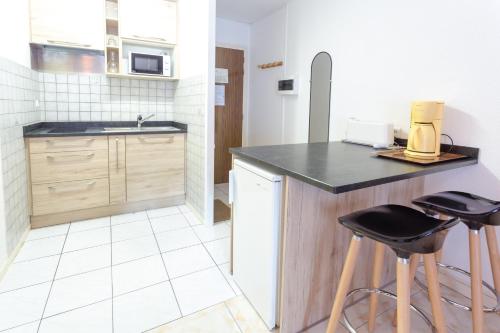  Velasquez Pedrous -  Room  picture :   Bath    TV    Kitchenette                           