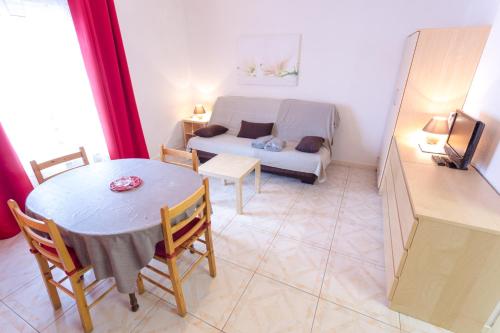  Velasquez Pedrous -  Room  picture :   Bath    TV    Kitchenette                           