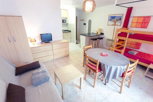  Velasquez Pedrous -  Room  picture :   Bath    TV    Kitchenette                           