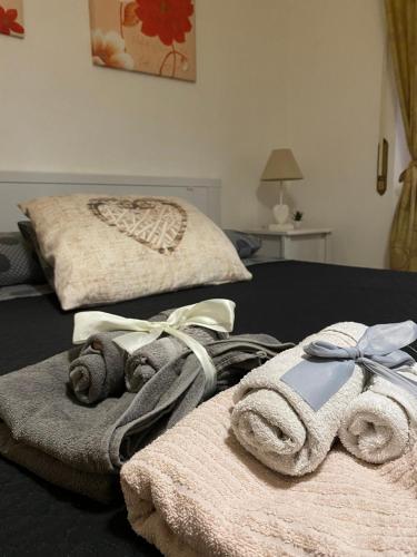 ローマにあるAppartamento Locazione Turisticaのベッドルーム1室(ベッド2台、タオル付)