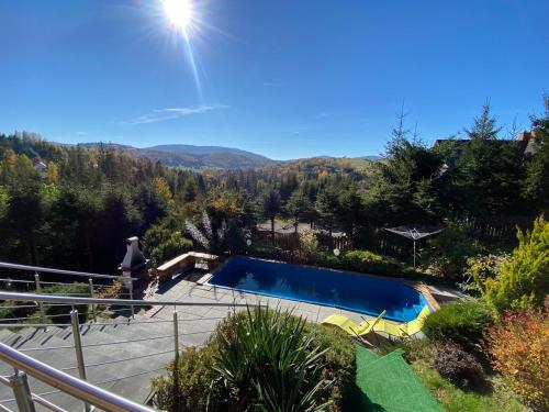 Villa con piscina en las montañas en Pod Smrekami en Sól