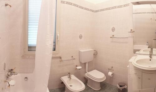 een witte badkamer met een toilet en een wastafel bij Contessa Vacanze Byron in Contessa Entellina