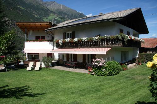 ein Haus mit einem Balkon mit Blumen darauf in der Unterkunft Gaulbachhof in Naturns