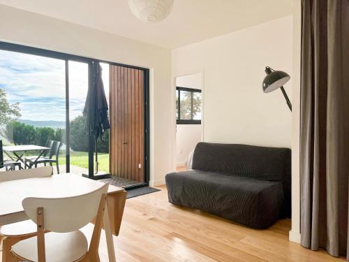 uma sala de estar com um sofá e uma mesa em Calme, mer et montagne Anglet em Anglet