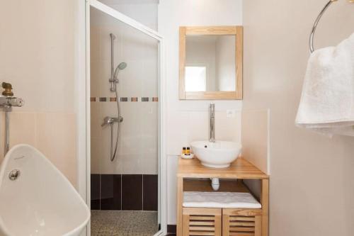 uma casa de banho com um lavatório, um WC e um chuveiro em Chic and modern apt with terrace - La Croisette em Cannes
