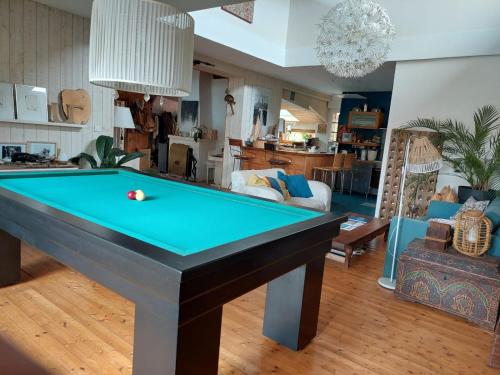 un soggiorno con un tavolo da biliardo di maison de vacances a La Teste-de-Buch