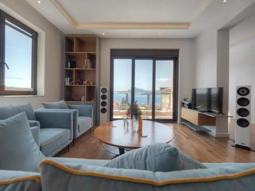 Μια τηλεόραση ή/και κέντρο ψυχαγωγίας στο Luxury apartment with Sea view Przno, Sveti Stefan, Regina Residence