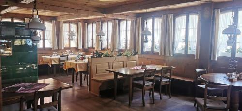 ein Esszimmer mit Tischen, Stühlen und Fenstern in der Unterkunft Gasthof Kreuz Marbach in Marbach
