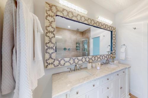 łazienka z umywalką i dużym lustrem w obiekcie Pasadena Retreat w mieście Glen Burnie