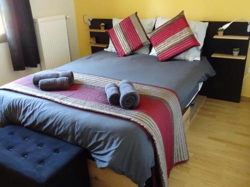 Un dormitorio con una cama con toallas azules. en Le Clos de la Déesse, en La Ferté-Saint-Cyr