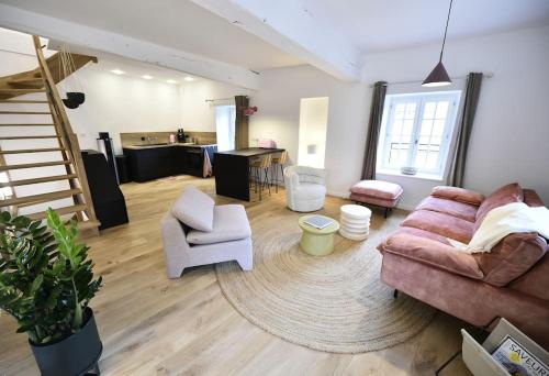 a living room with a couch and chairs and a table at La Maison Rose, chaleureuse et luxueuse in Roanne