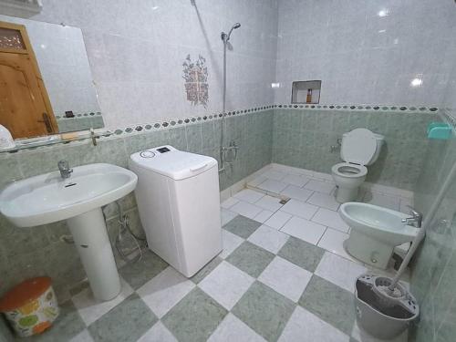 een badkamer met een wastafel en een toilet bij appartement 2chambres et un salon in Chefchaouene