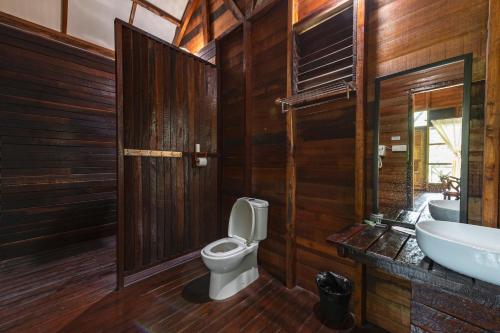 łazienka z toaletą i umywalką w obiekcie Borneo Sepilok Rainforest Resort w mieście Sepilok