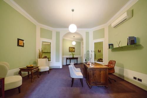 - un salon avec une table et des chaises dans l'établissement Palazzo Froussard B&B and Living, à Lucques