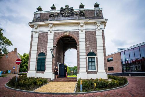 an entrance to a brick building with an arch at De Koepoort in Middelburg