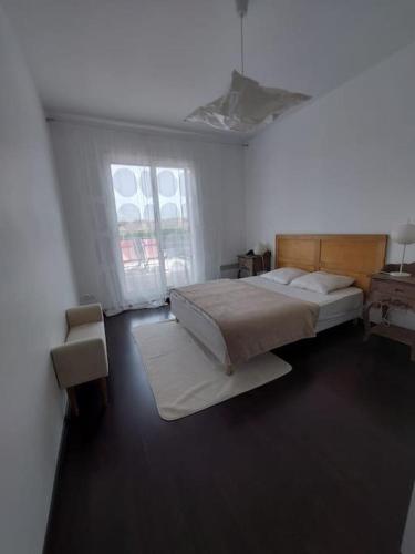 une chambre avec un grand lit et une fenêtre dans l'établissement Belle villa contemporaine, à La Teste-de-Buch