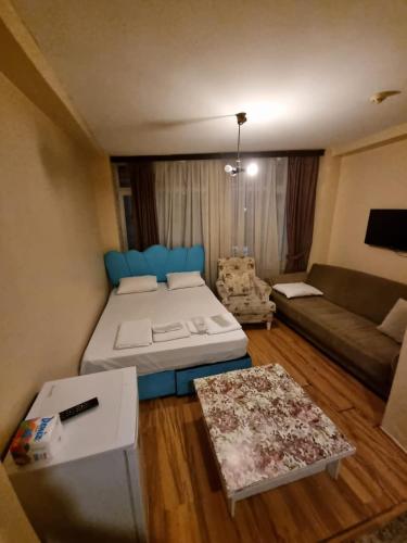 Cette petite chambre comprend un lit et un canapé. dans l'établissement Nevizade suits, à Istanbul