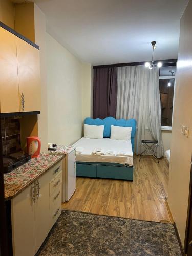Cette petite chambre comprend un lit et une cuisine. dans l'établissement Nevizade suits, à Istanbul