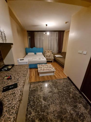 - un salon avec un lit et un canapé dans l'établissement Nevizade suits, à Istanbul