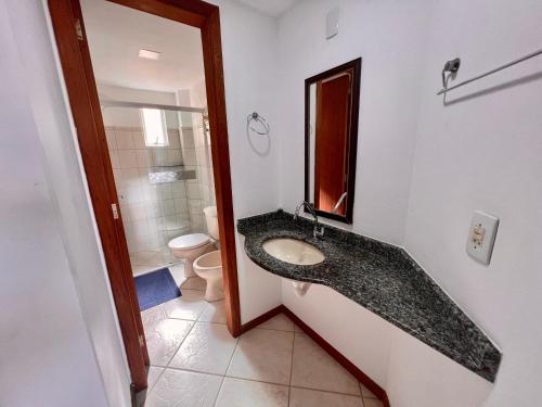 y baño con lavabo y aseo. en Sal De Mariscal 04, en Bombinhas