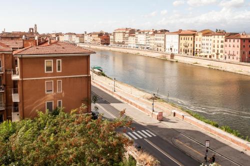 vista su un fiume in una città con edifici di Piccola Giungla Lungarno a Pisa
