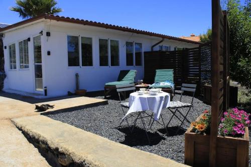 une terrasse avec une table et des chaises devant une maison dans l'établissement El Sueño: un lugar especial para sus vacaciones, à Fuencaliente de la Palma