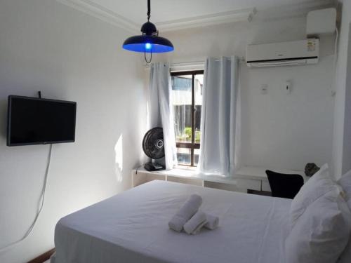 1 dormitorio con 1 cama con 2 toallas en Flat Atlatic City Apart Hotel Barra Ondina em Salvador, en Salvador