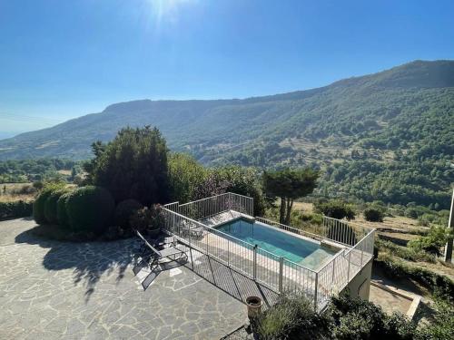 uma casa com piscina e uma montanha em Gites en Ardèche avec Piscine et vue magnifique sur la vallée em Rochessauve