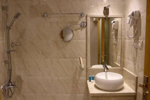 y baño con lavabo blanco y ducha. en Al Muhaidb Residence - Abha, en Abha