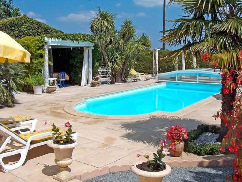 The swimming pool at or close to Villa grand communal, piscine, 18km de Bordeaux
