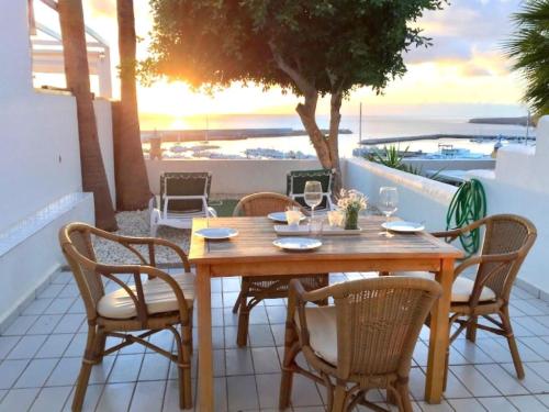 モロ・デル・ハブレにあるCasa Marの木製テーブルと椅子、海を望むバルコニー