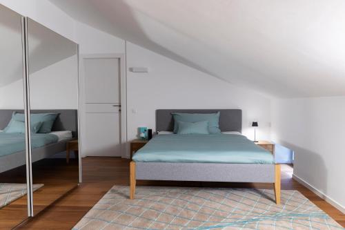 Postel nebo postele na pokoji v ubytování Walters Balcony Suite