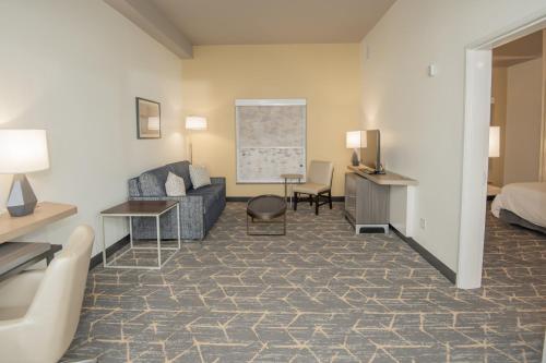 Гостиная зона в Holiday Inn Oakland Airport by IHG
