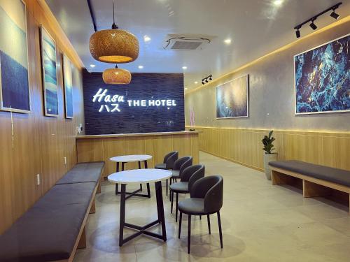- une salle d'attente avec des tables et des chaises dans un restaurant dans l'établissement Hasu The Hotel, à Rạch Giá