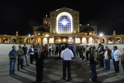 a group of people standing in front of a building at Hotel Rainha do Brasil in Aparecida