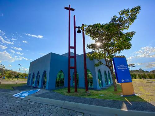 a church with a cross in front of it at Hotel Rainha do Brasil in Aparecida
