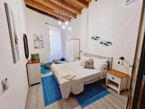 una camera da letto con un letto con tappeti blu di Holiday Home Virgilio House a Cagliari