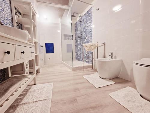 e bagno con vasca, servizi igienici e doccia. di Holiday Home Virgilio House a Cagliari