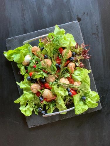 a tray of lettuce and other vegetables on a table at Karczma Leśniczanka in Wielbark