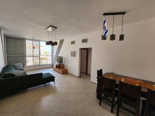 sala de estar con sofá y mesa en Shturman Apartment Haifa, en Haifa