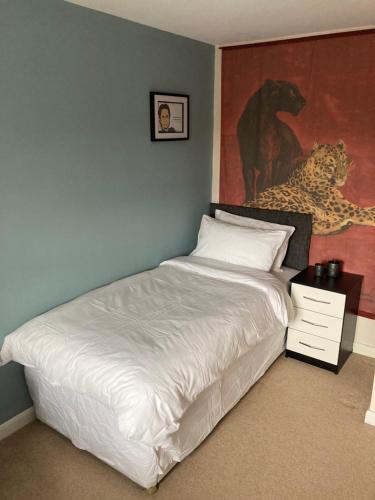 Cheerful Home FOR FOOTBALL, DOCKS AND CITY CENTRE Image