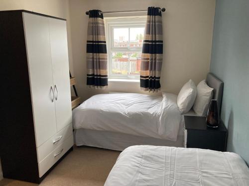 Cheerful Home FOR FOOTBALL, DOCKS AND CITY CENTRE Image