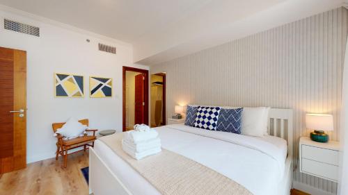 Postel nebo postele na pokoji v ubytování Trendy Bright Apartment with Marina, Pool and Ain Views