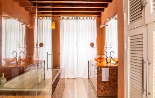 y baño con bañera y 2 lavabos. en Casa Raynes by Masaya en Cartagena de Indias
