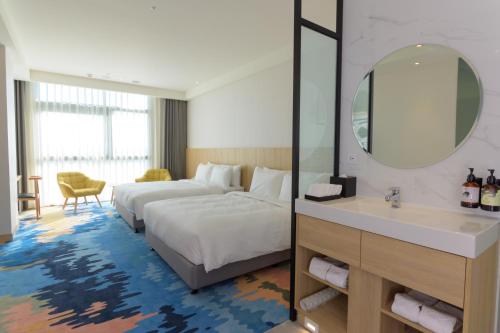 Cama o camas de una habitación en JANDA Golden Tulip Hotel