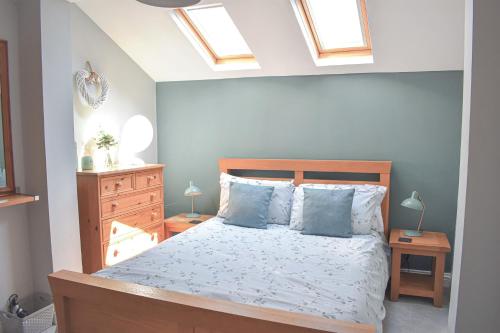 Ένα ή περισσότερα κρεβάτια σε δωμάτιο στο Sandpiper - Suffolk Coastal Escapes