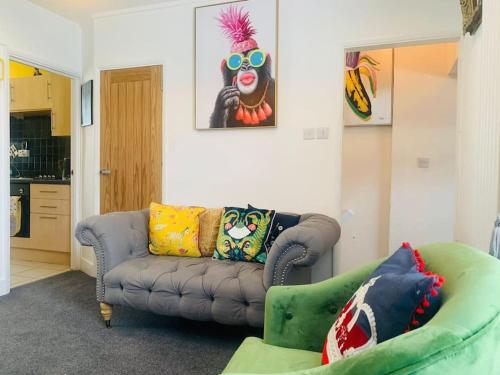 a living room with a couch and a painting on the wall at Funky 2 Bedroom Apartment In Town Centre in Hastings