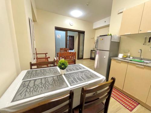 Kitchen o kitchenette sa Paseo Verde Condominium 1 Bedroom for 6 pax