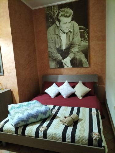 um quarto com uma cama com uma fotografia na parede em Casa vacanza da Giuseppe em Leonforte