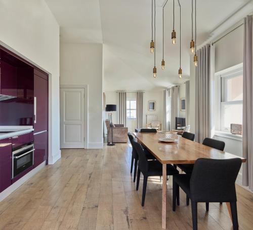 a kitchen and dining room with a wooden table and chairs at Be Mate Casa Di Bava in Istanbul